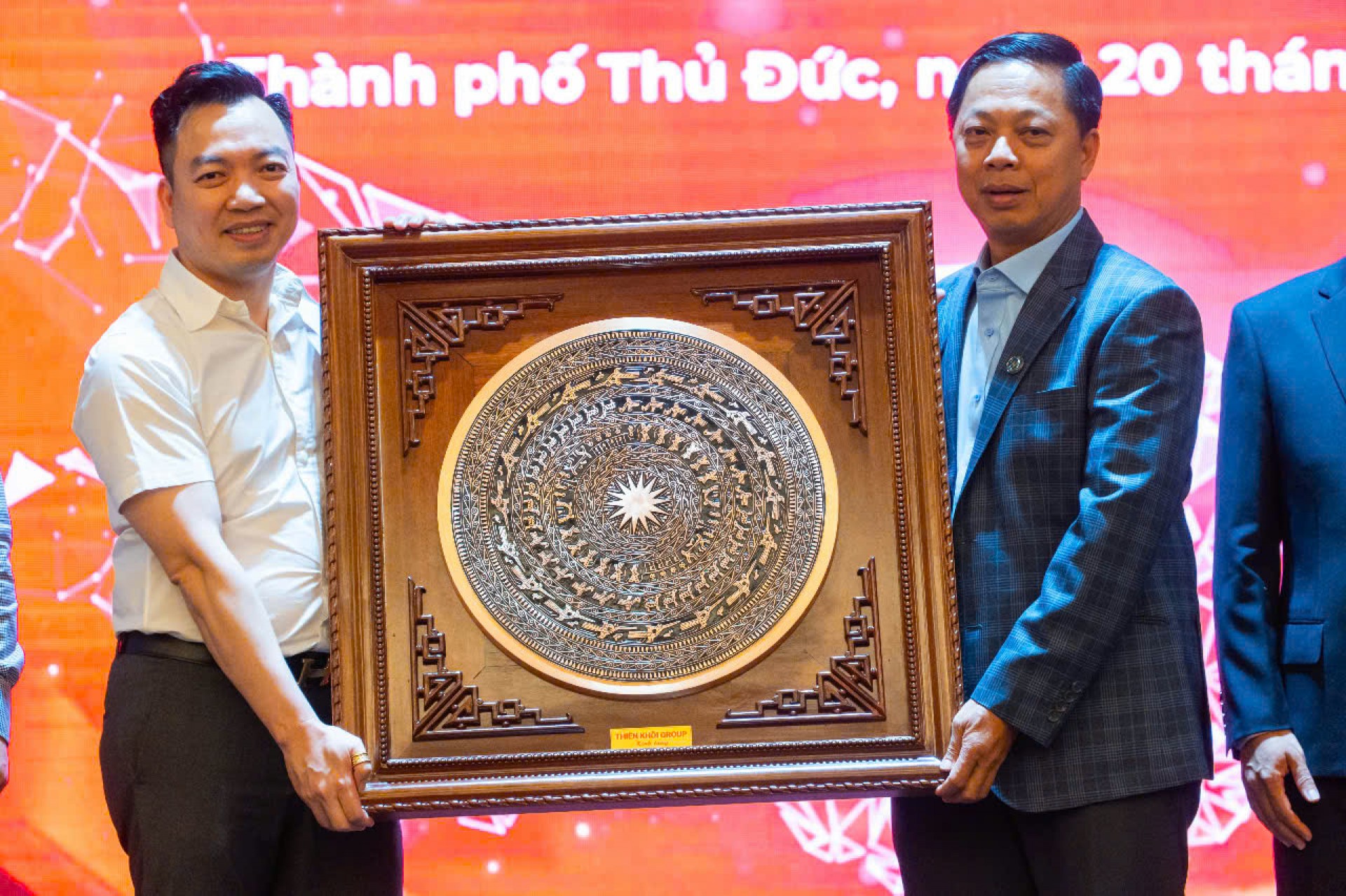 Đồ đồng Thiên Phúc bàn giao mặt trống đồng đỏ đường kính 50cm , khung 80cm cho tập đoàn Thiên Khôi