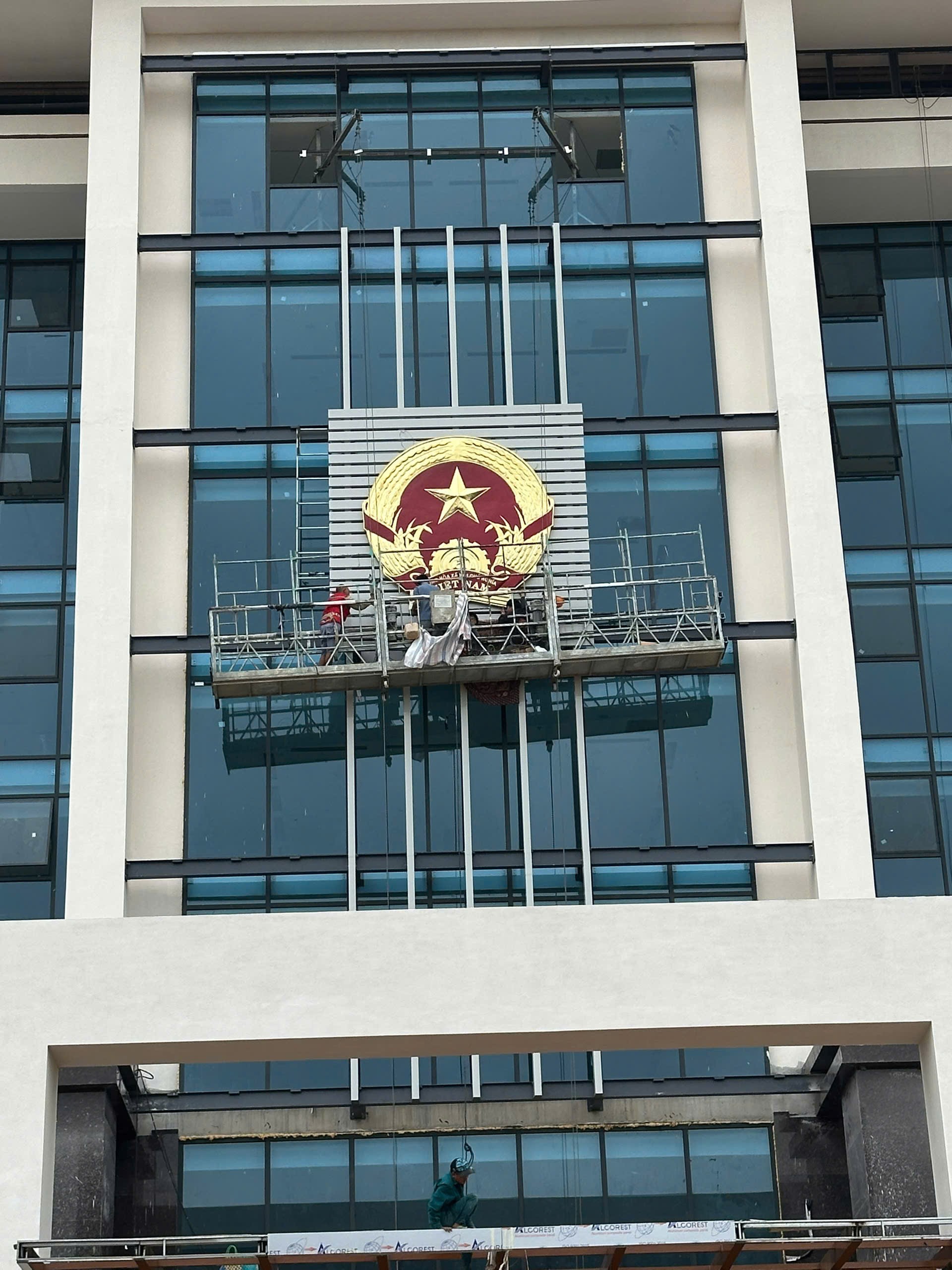 Đồ đồng Thiên Phúc lắp đặt quốc huy 3x3m tại UBND Tp Đông Hà - Quảng Ngãi!