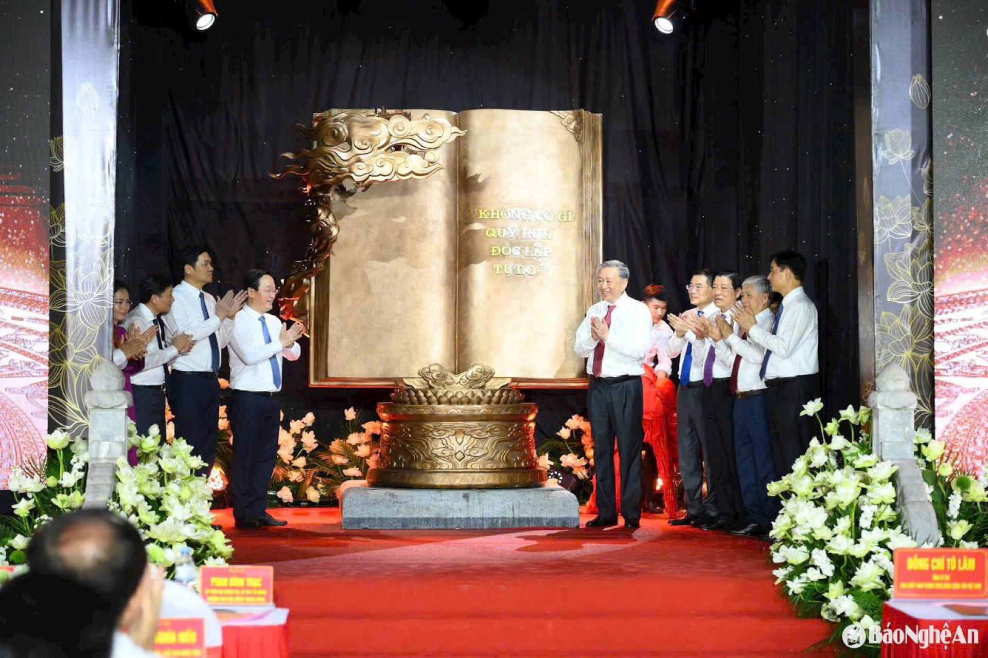 Đồ đồng Thiên Phúc vinh dự điêu khắc tác phẩm " Những trang sử vàng" bằng đồng đỏ cao 2m025 x rộng 1m945