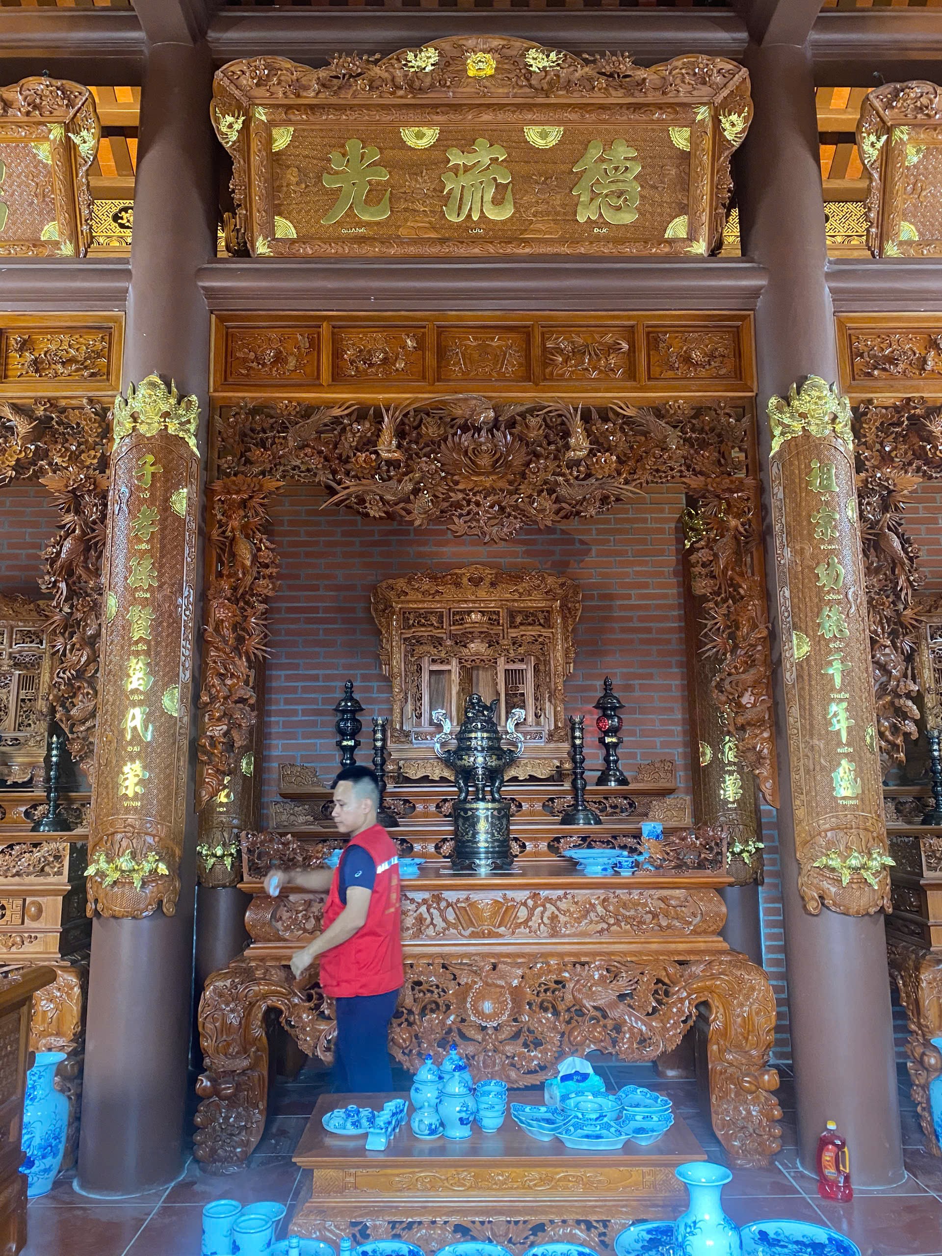 Đồ đồng Thiên Phúc đã hoàn thiện và bàn giao bộ đỉnh thờ khảm ngũ sắc tới gia chủ tại Khoái Châu, Hưng Yên