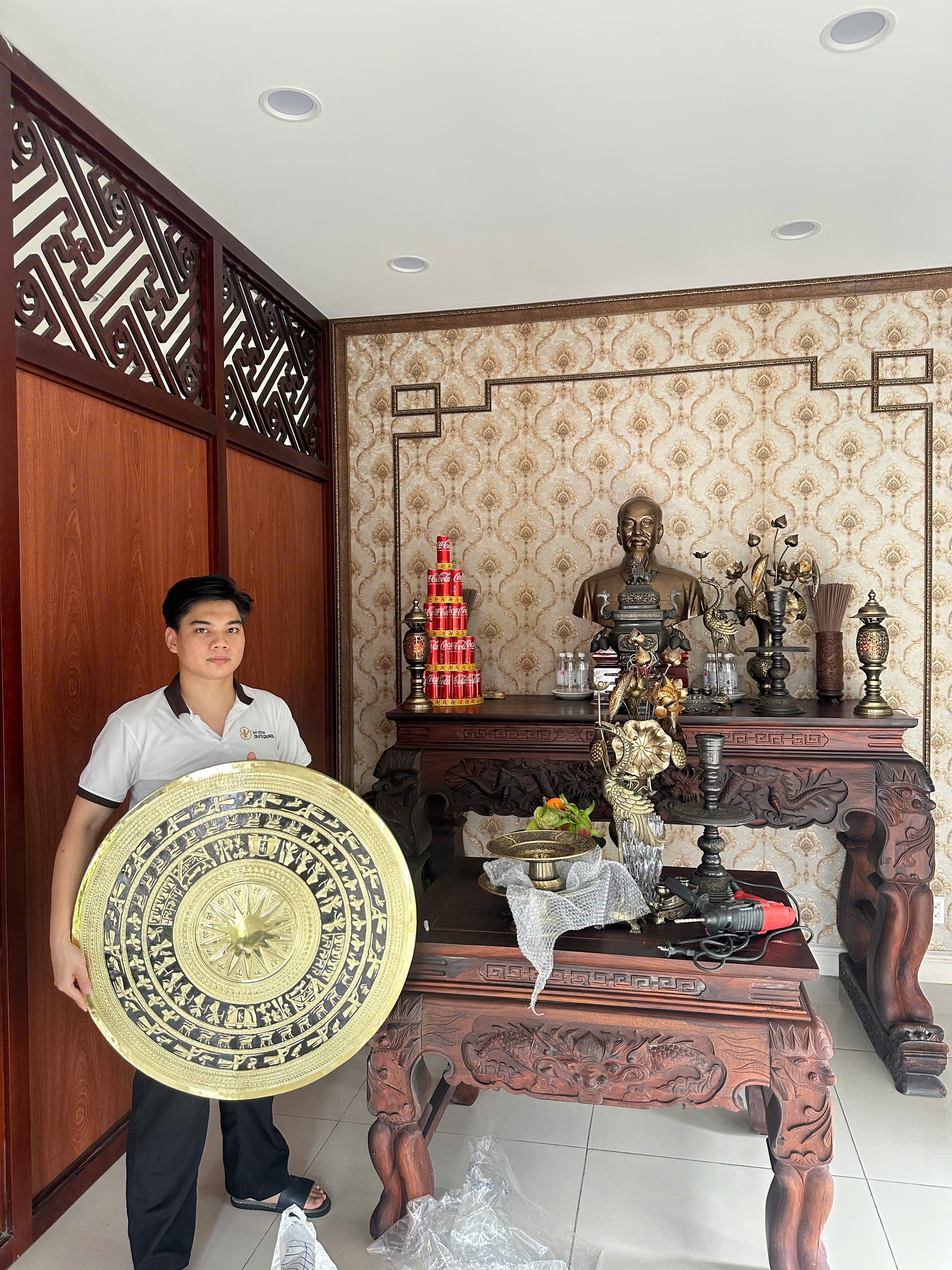 Đồ đồng Thiên Phúc bàn giao mặt trống, tượng Bác Hồ và đồ thờ tại Viettel Post