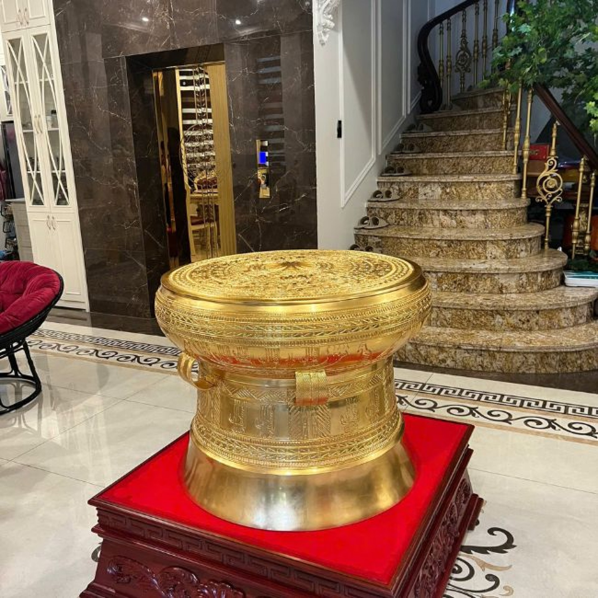 Bàn Giao Quả Trống Đồng 80cm Dát Vàng Kèm Đôn Gỗ Hương Tại Yên Bái – Đồ Đồng Thiên Phúc