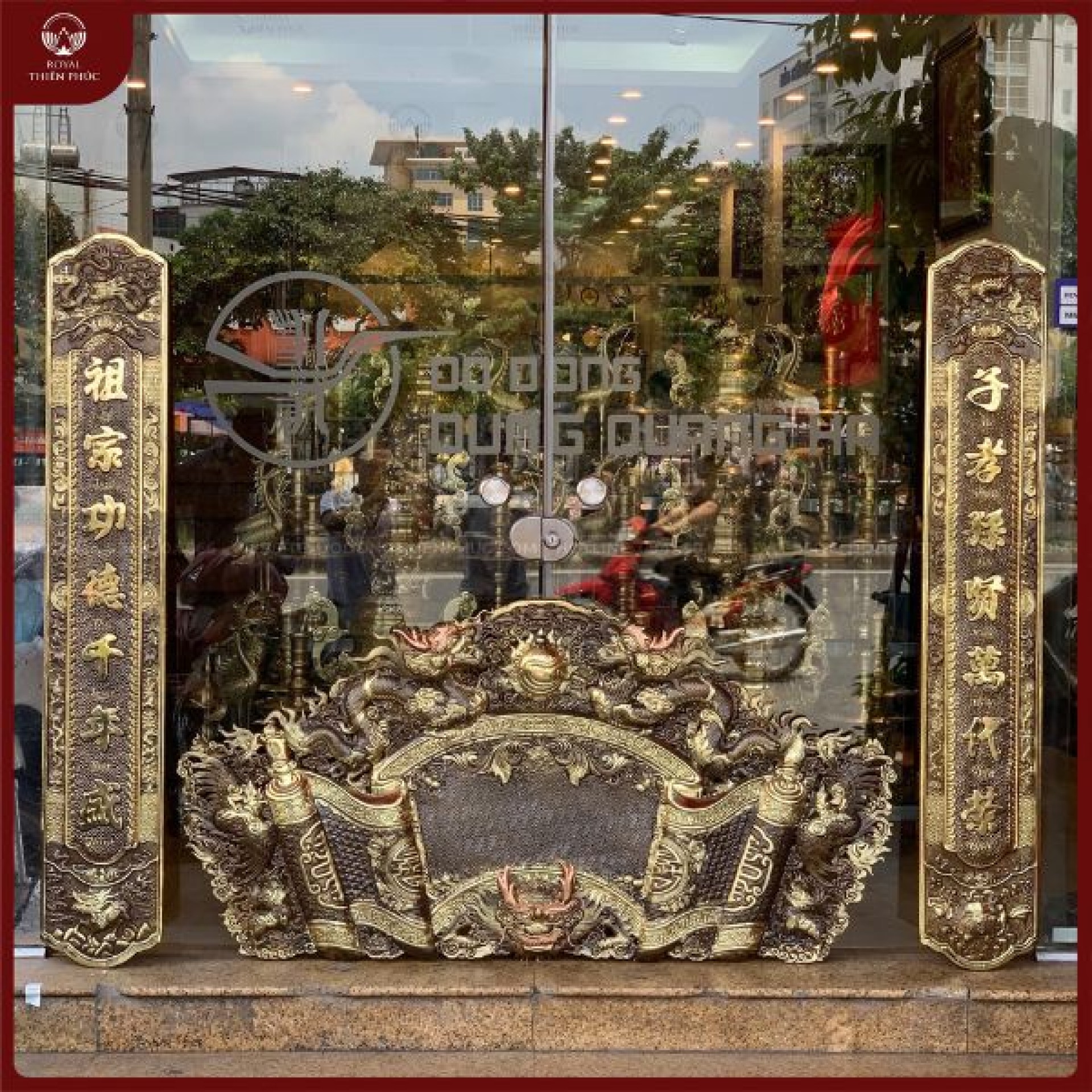 Cuốn thư câu đối đồng vàng giả cổ mẫu đồng rồng nổi 1m55