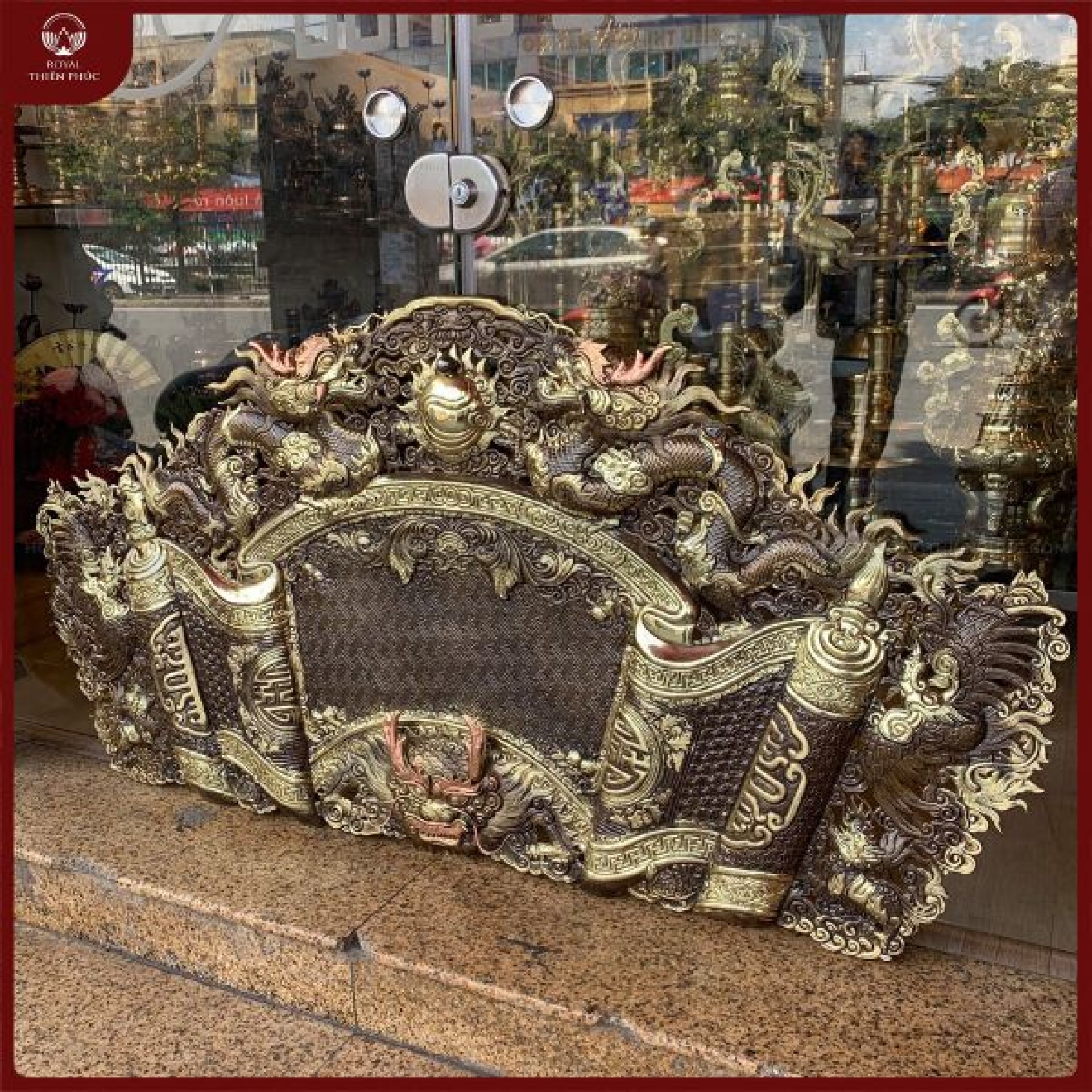 Cuốn thư câu đối đồng vàng giả cổ mẫu đồng rồng nổi 1m55