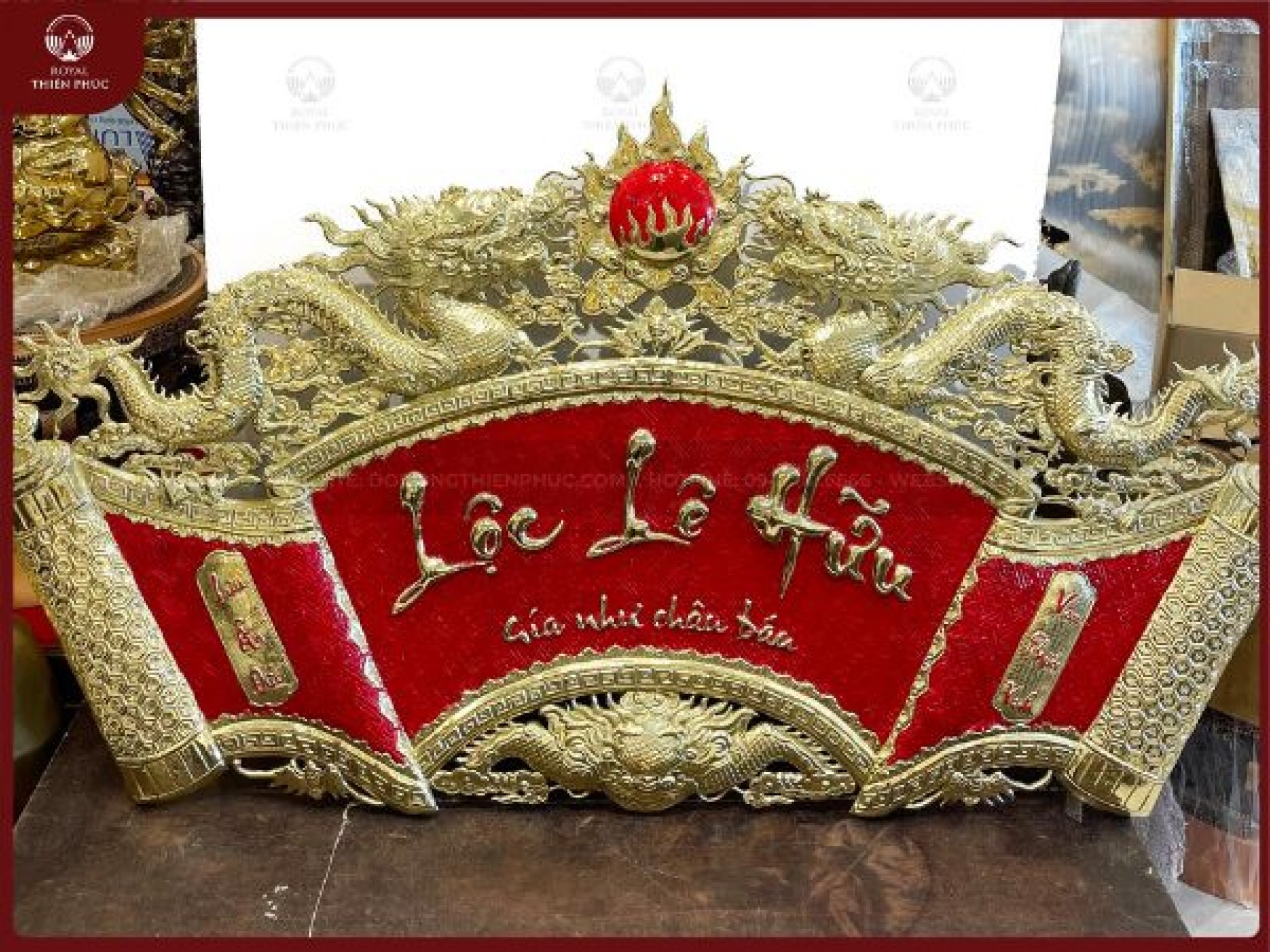 Cuốn thư câu đối đồng vàng sơn đỏ đặt theo yêu cầu 1m55