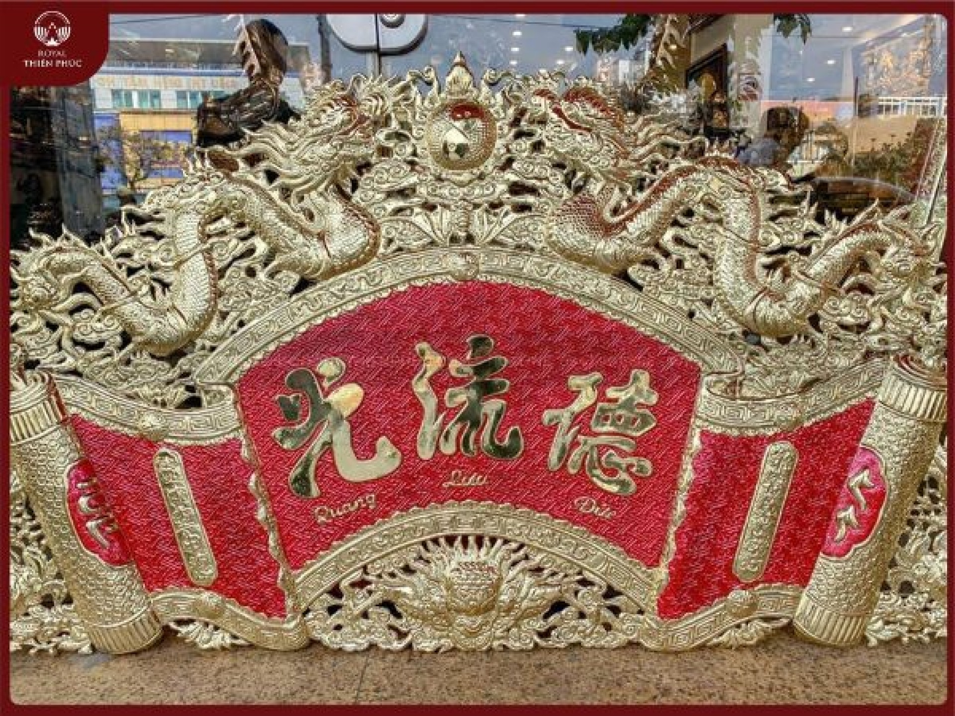 Cuốn thư câu đối đức lưu quang đồng vàng sơn đỏ