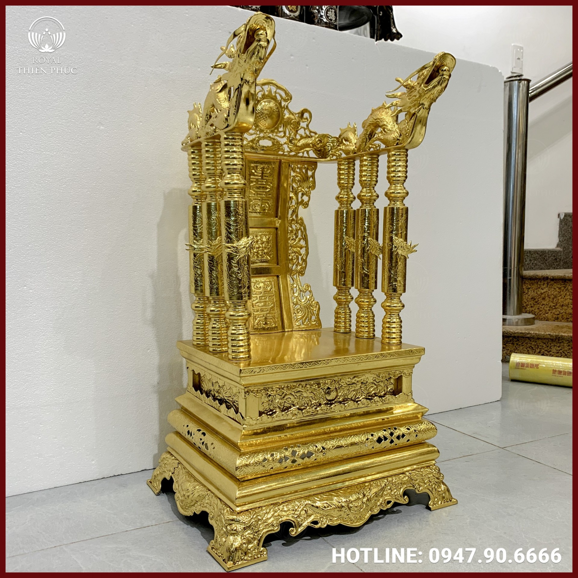 Ngai thờ gia tiên bằng đồng mạ vàng tinh xảo