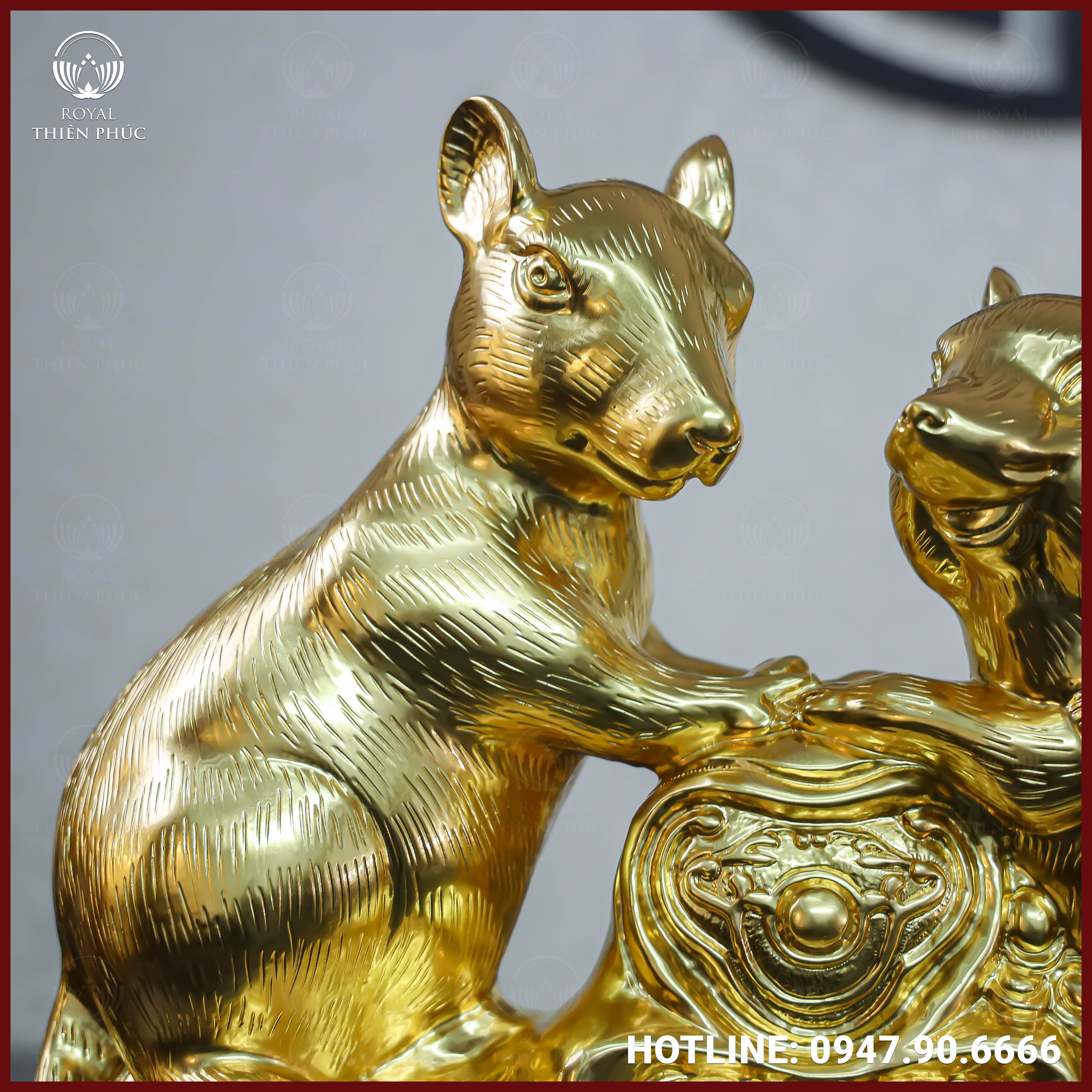 Bức tượng chuột đôi này khoác lên mình một lớp áo vàng kim rực rỡ và quý phái