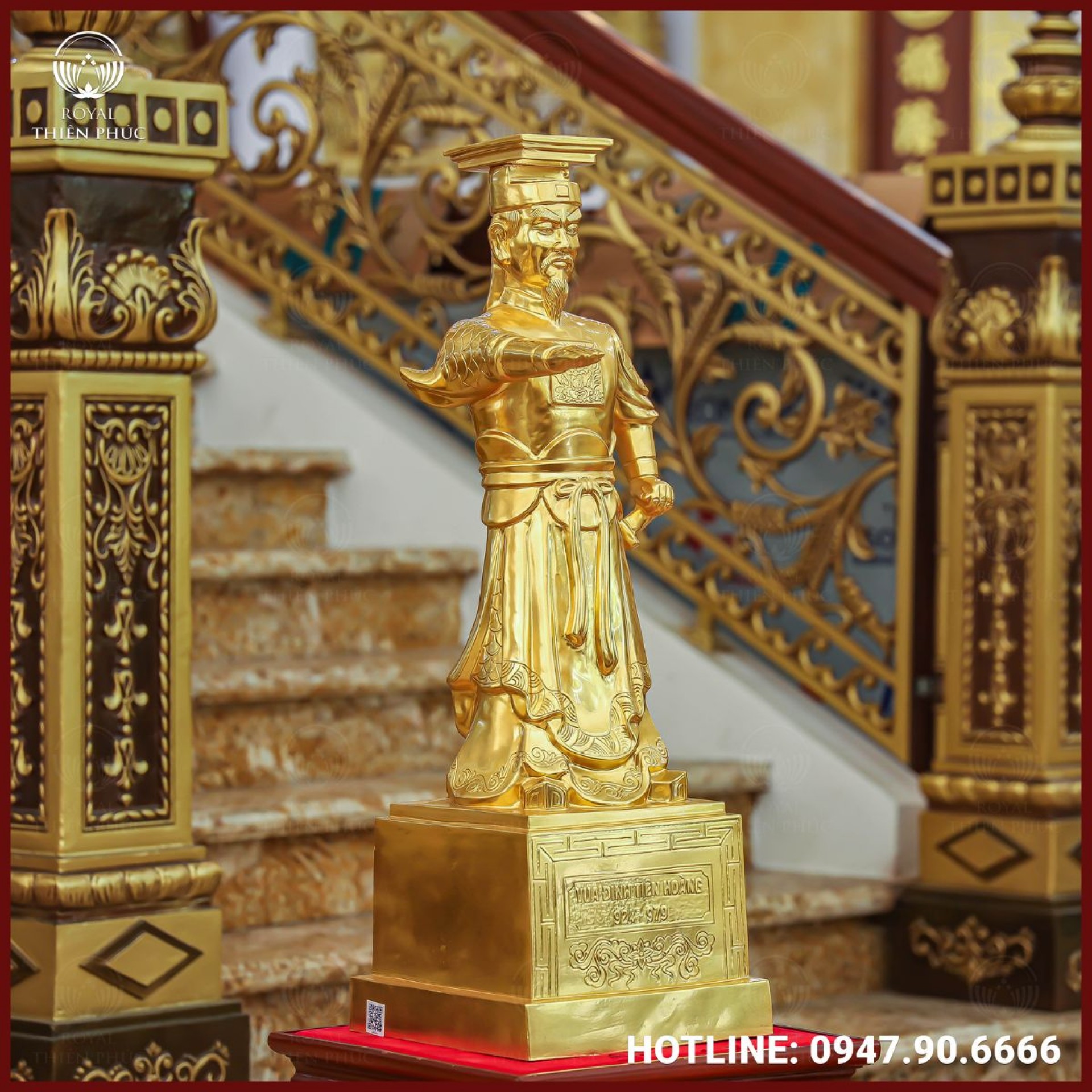 Bậc giữa nổi bật dòng chữ “Đinh Tiên Hoàng 924 - 979” bằng chữ Việt