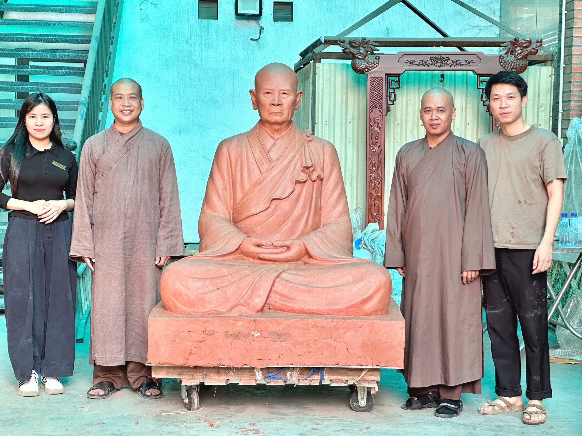 Hoàn thiện và bàn giao tượng Trưởng lão hòa thượng Thích Thiện Thông cao 1m45 đồng đỏ cạo màu tại chùa Vạn Hoà - Cầu Kè - Trà Vinh