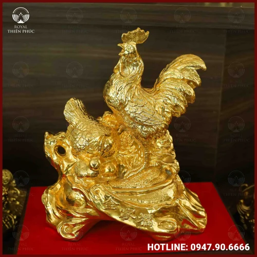 Tượng gia đình gà bằng đồng dát vàng