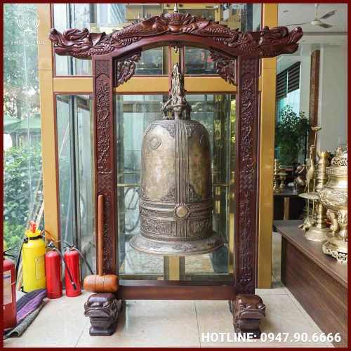 Chuông đồng đỏ và khung đục tứ quý bằng gỗ cao cấp