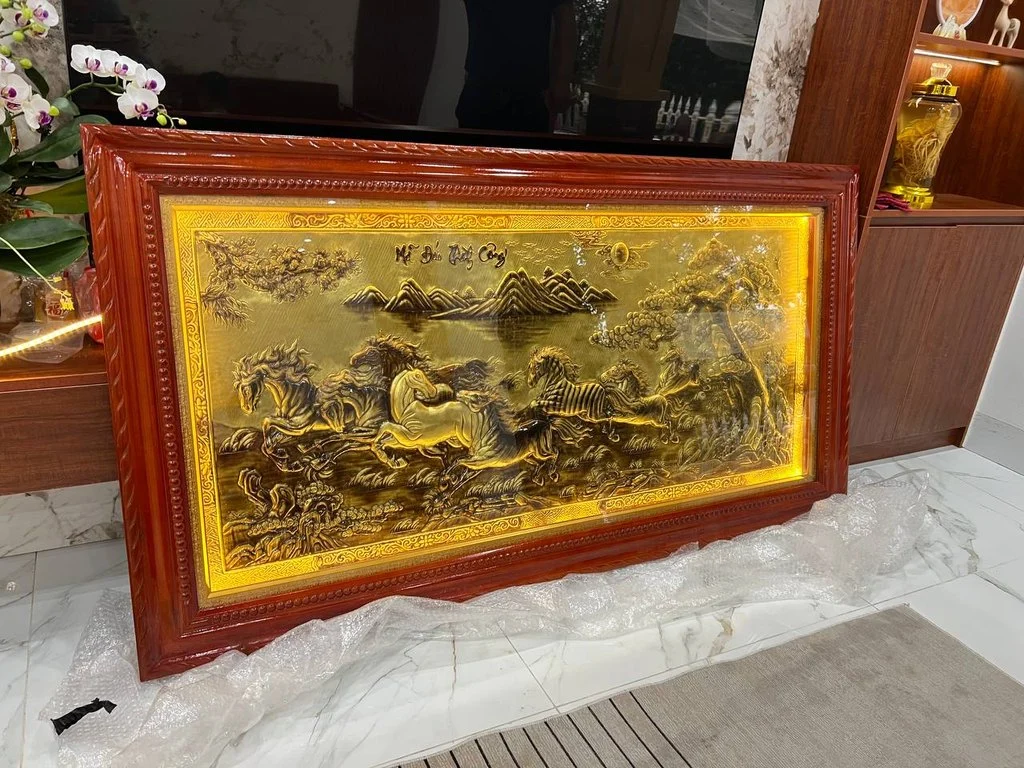 Bàn giao tranh Mã Đáo Thành Công bằng đồng 1m7 x 90cm 