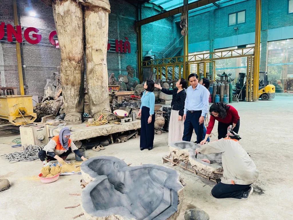 Đồ đồng Thiên Phúc trân trọng đón đoàn Chủ tịch Hội Liên hiệp Phụ nữ tỉnh đến thăm xưởng sản xuất và trao tặng quà 1 Đồ đồng Thiên Phúc trân trọng đón đoàn Chủ tịch Hội Liên hiệp Phụ nữ tỉnh đến thăm xưởng sản xuất và trao tặng quà