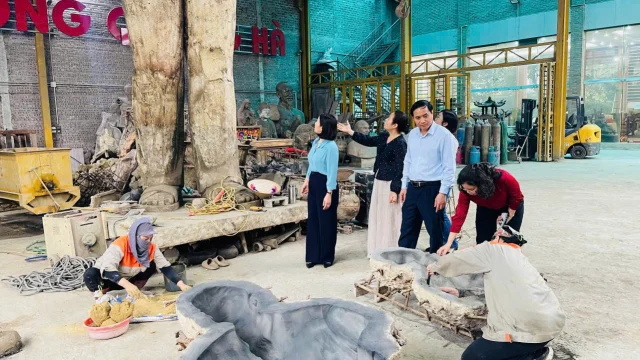Đồ đồng Thiên Phúc trân trọng đón đoàn Chủ tịch Hội Liên hiệp Phụ nữ tỉnh đến thăm xưởng sản xuất và trao tặng quà