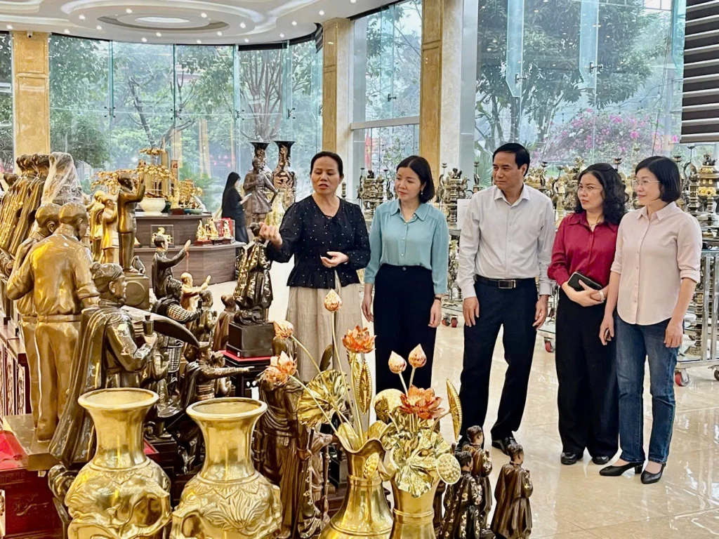 Đồ đồng Thiên Phúc trân trọng đón đoàn Chủ tịch Hội Liên hiệp Phụ nữ tỉnh đến thăm xưởng sản xuất và trao tặng quà 2 Đồ đồng Thiên Phúc trân trọng đón đoàn Chủ tịch Hội Liên hiệp Phụ nữ tỉnh đến thăm xưởng sản xuất và trao tặng quà