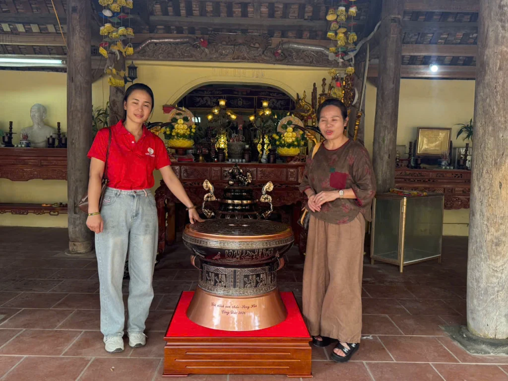 Bàn giao chuông đồng, trống động, bộ đồ thờ cỡ lớn tại lại đình làng Đông xã Vĩnh Thịnh tỉnh Thanh Hóa 1 Bàn giao chuông đồng, trống động, bộ đồ thờ cỡ lớn tại lại đình làng Đông xã Vĩnh Thịnh tỉnh Thanh Hóa
