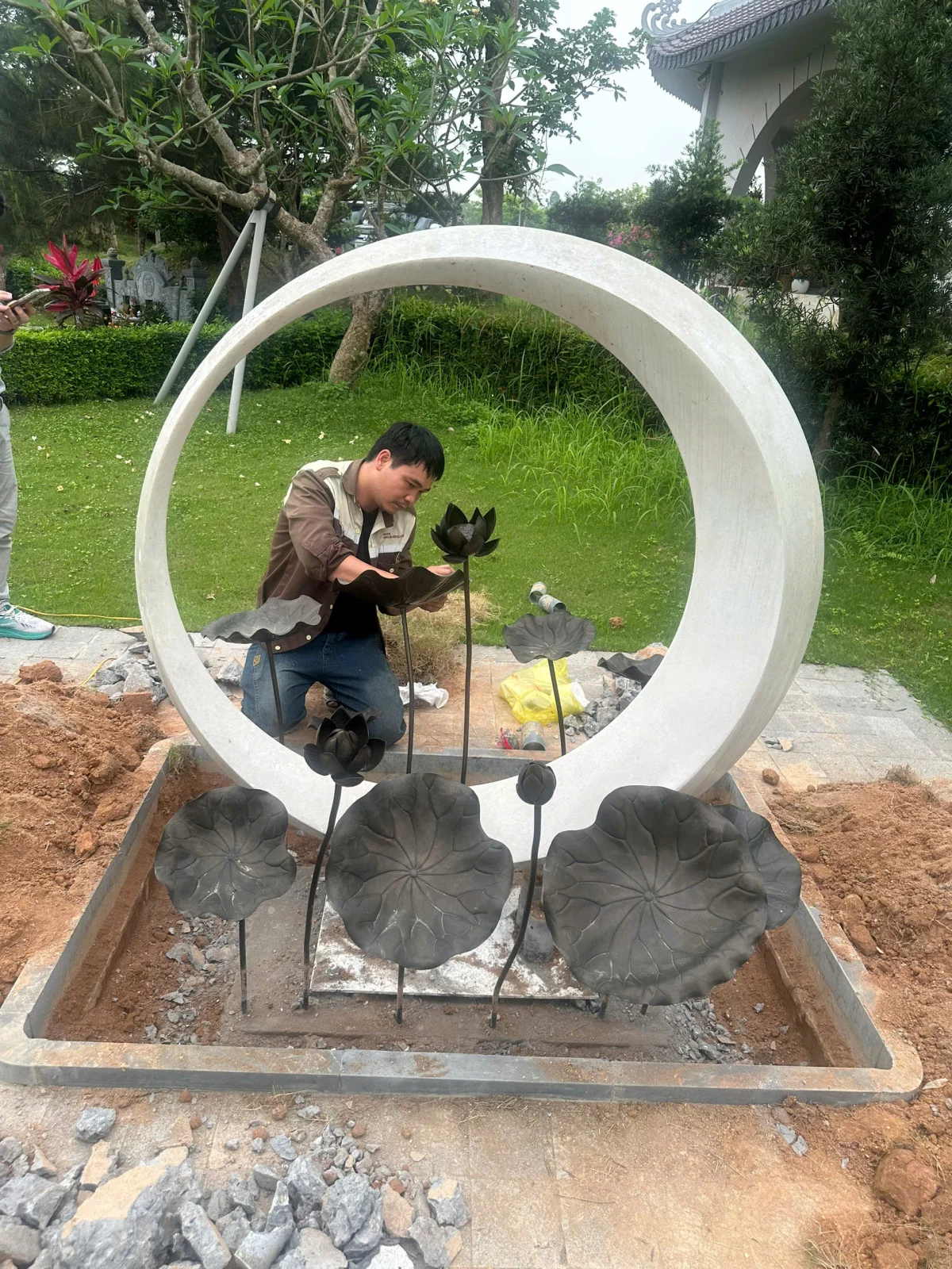 Làm lại màu hoa sen đồng tại Công Viên tưởng niệm Thiên Đức, Phú Thọ