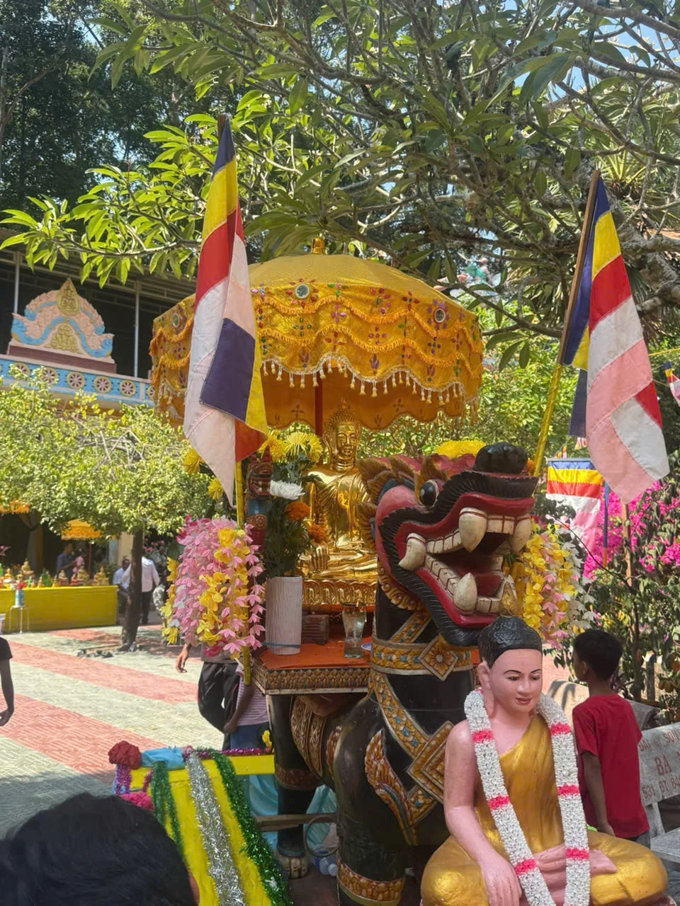 Hoàn thiện tượng Thích Ca đồng đỏ dát vàng 9999 cao 61cm cung tiến chùa người Khmer - Trà Vinh