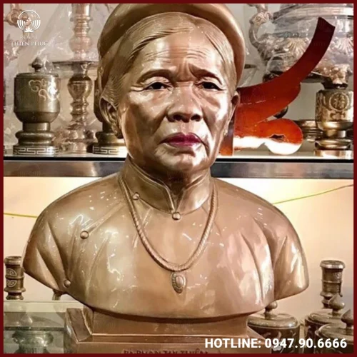 Tượng chân dung cụ bà vấn khăn bằng đồng