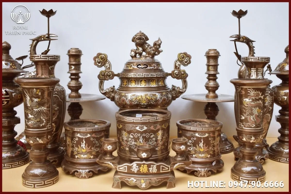 Hướng dẫn cách bày bộ đỉnh đồng trên bàn thờ giúp “khai tài mở vận” 1 Bộ đỉnh đồng trên bàn thờ gồm những vật phẩm nào?