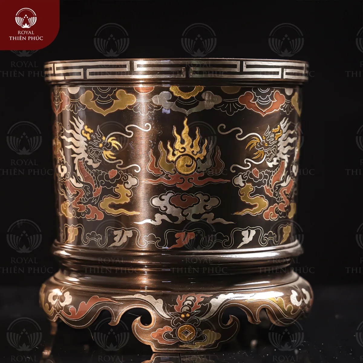 Bát hương bằng đồng khảm ngũ sắc phi 18cm chạm song long chầu nguyệt 1 bathuongbangdongkhamngusacphi18cmchamsonglongchaunguyet1 w1200