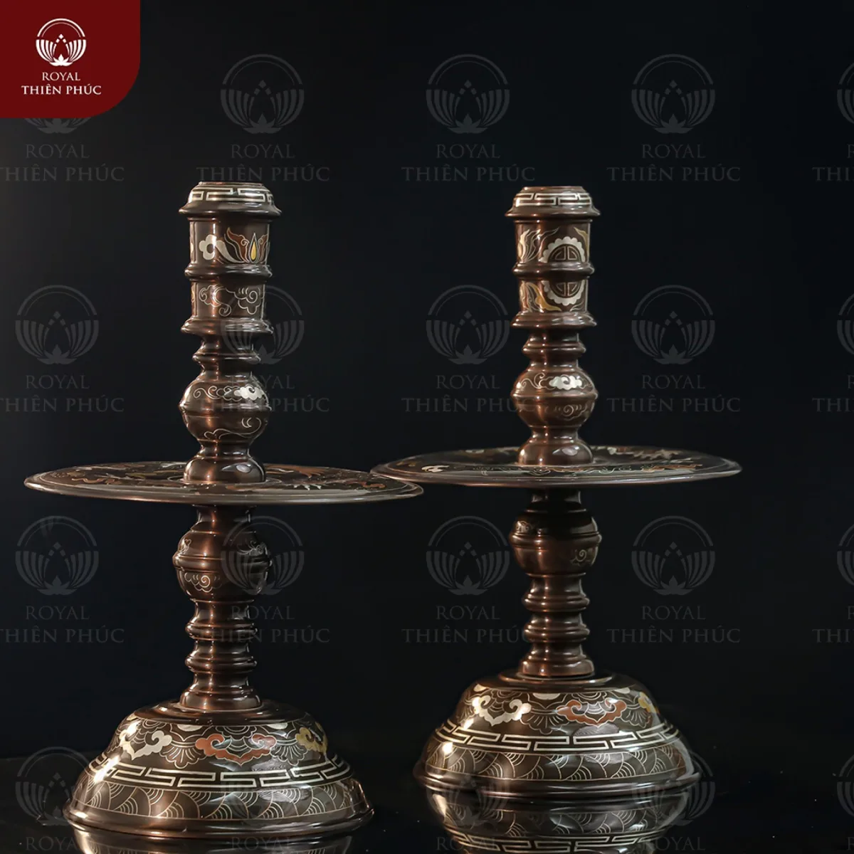 Chân nến bàn thờ chạm rồng phượng bằng đồng khảm ngũ sắc cao 50cm 4 channenbanthochamrongphuongbangdongkhamngusaccao50cm4 w1200