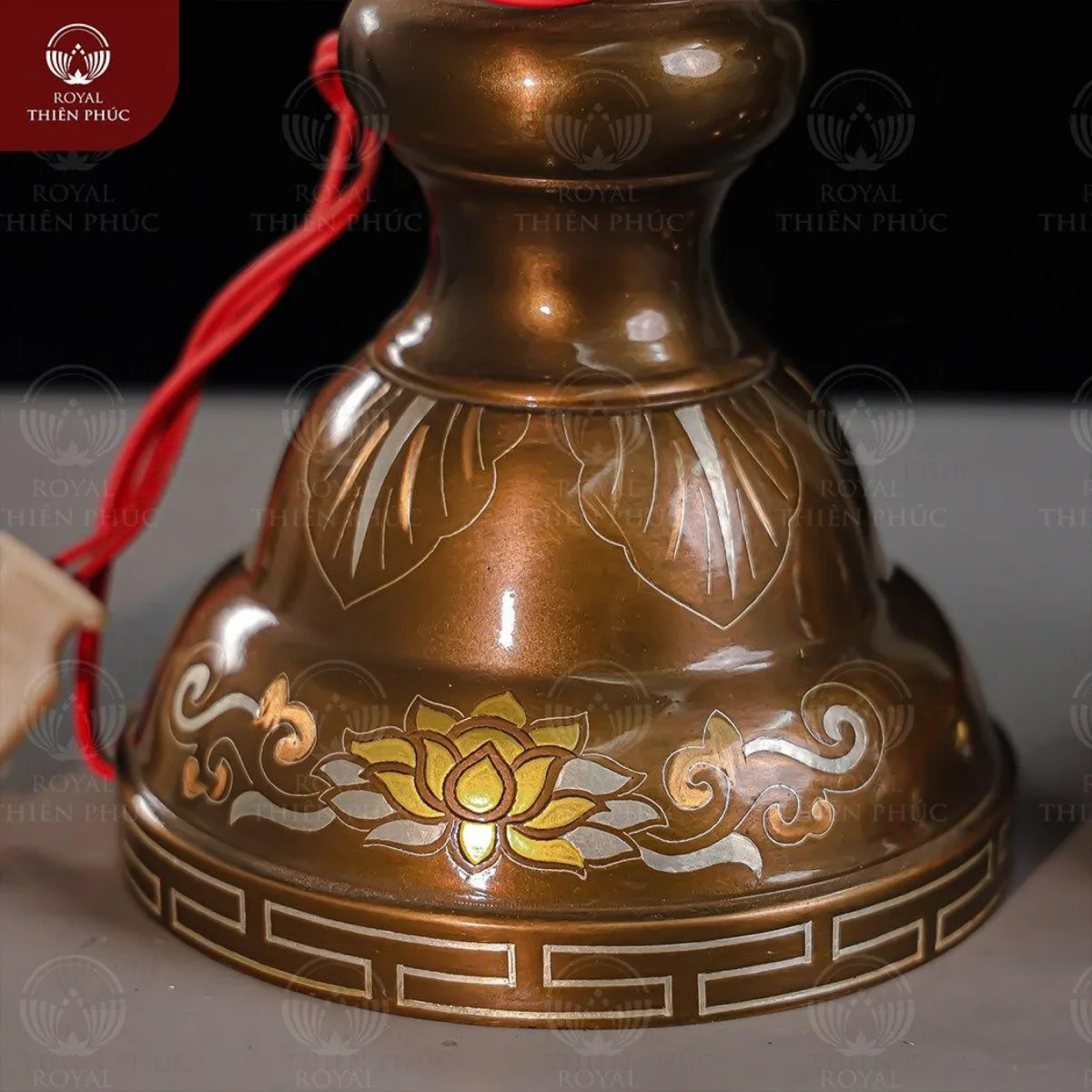 Đèn thờ đẹp chạm họa tiết hoa sen bằng đồng khảm tam khí 3 denthodepchamhoatiethoasenbangdongkhamtamkhi3 w1200