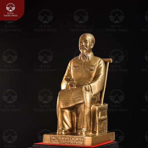 Tượng Bác Hồ ngồi ghế mây bằng đồng đỏ cỡ nhỏ