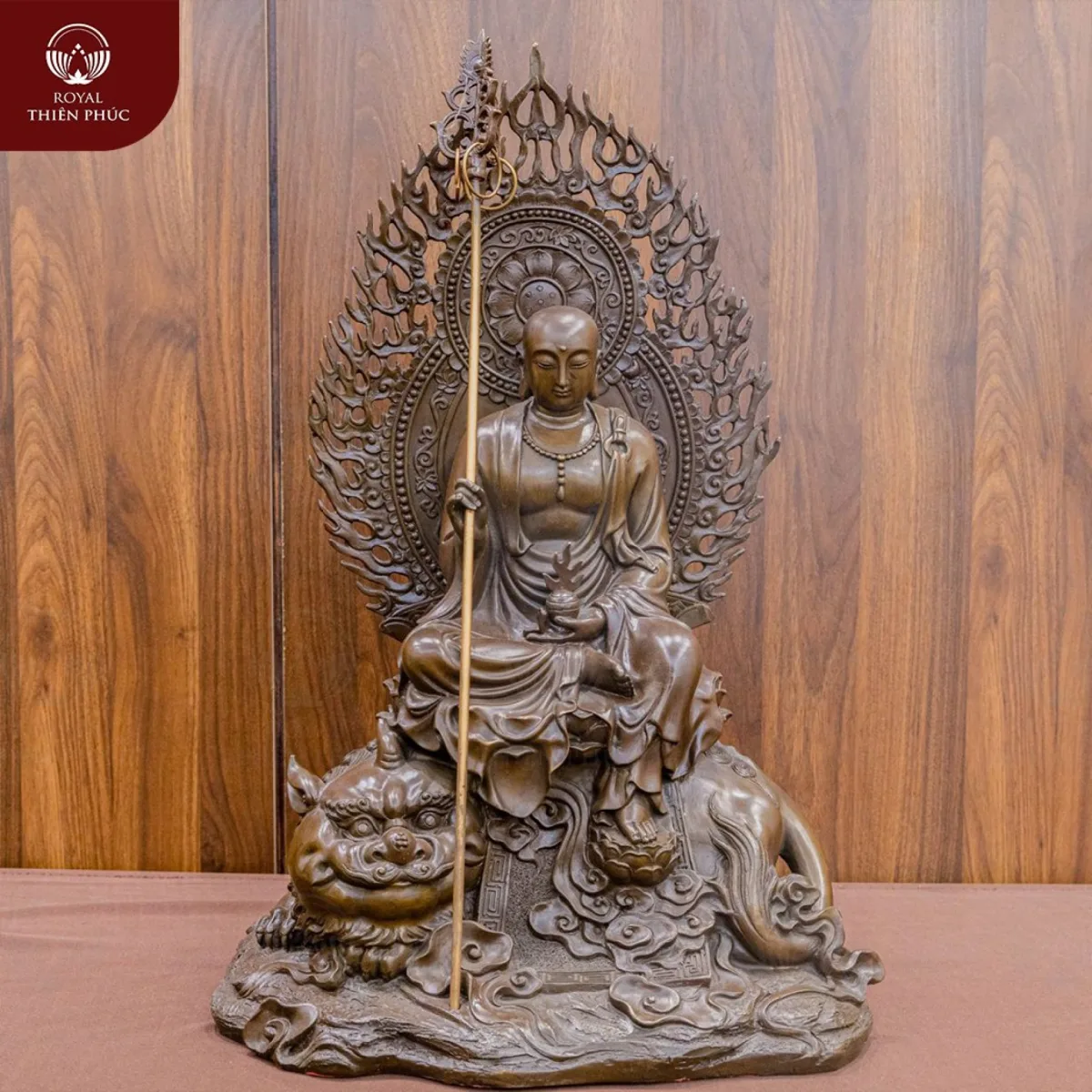 Tượng Bồ Tát Địa Tạng đồng vàng hun kích thước 53x34x22 cm nặng 10,6kg 1 Tượng Bồ Tát Địa Tạng đồng vàng hun cao 53cm ngang 34cm sâu 22cm nặng 10,6kg