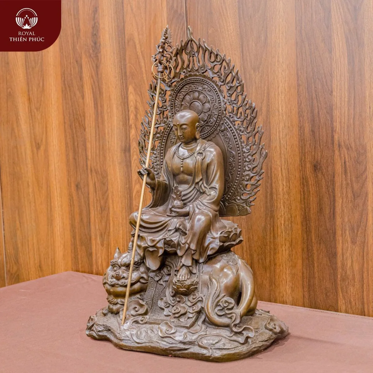 Tượng Bồ Tát Địa Tạng đồng vàng hun kích thước 53x34x22 cm nặng 10,6kg 4 Tượng Bồ Tát Địa Tạng đồng vàng hun cao 53cm ngang 34cm sâu 22cm nặng 10,6kg
