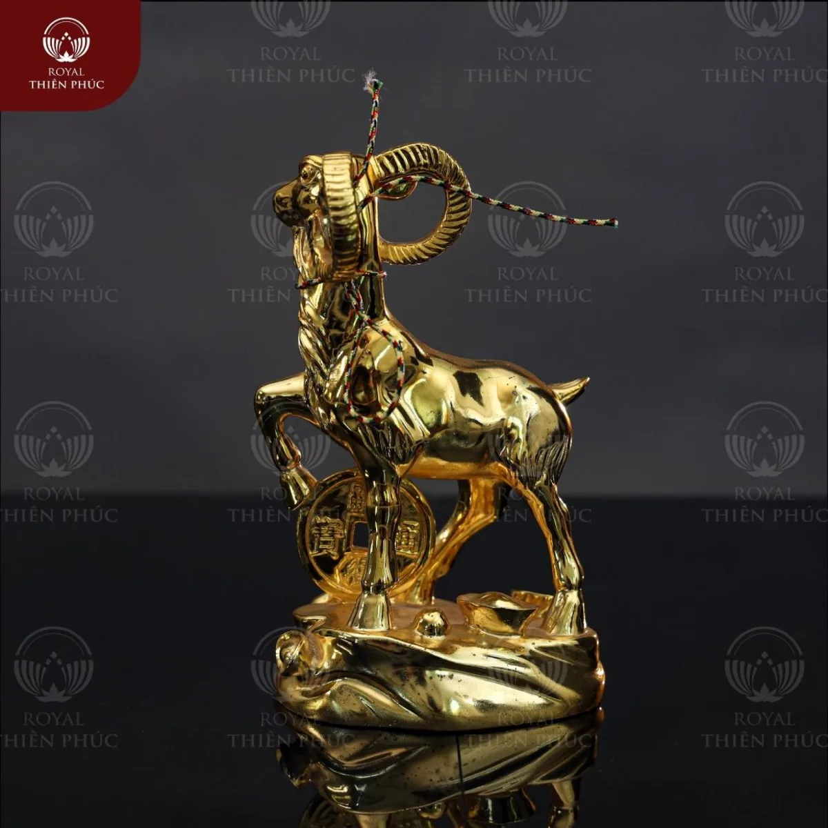Tượng con dê gác chân lên đồng xu cao 15cm bằng đồng mạ vàng 2 tuongcondegacchanlendongxucao15cmbangdongmavang2 w1200