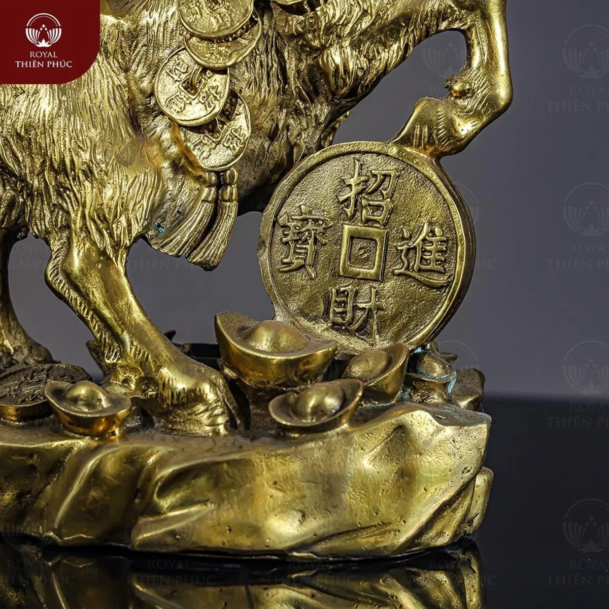 Tượng con dê ngậm dải tiền bằng đồng vàng cao 27cm 2 Tượng con dê ngậm dải tiền bằng đồng vàng cao 27cm