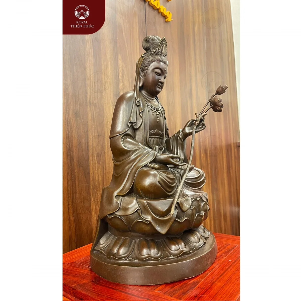 Tượng Đại Thế Chí Bồ Tát nâng cành sen bằng đồng vàng hun nâu 4 tuongdaithechibotatnangcanhsenbangdongvanghunnau4 w1200