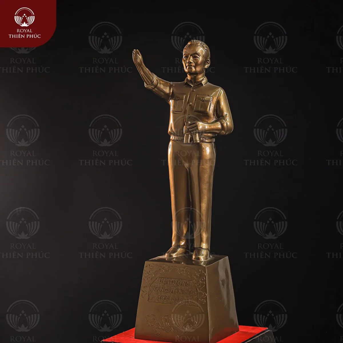 Tượng Đại tướng Võ Nguyên Giáp đứng chỉ huy bằng đồng đỏ để bàn 1 tuongdaituongvonguyengiapdungchihuybangdongdodeban1 w1200
