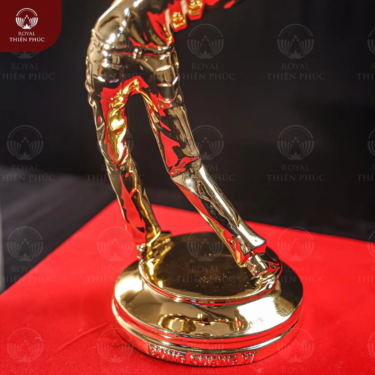 Tượng đánh golf lưu niệm bằng đồng mạ vàng 24k tinh xảo 3 tuongdanhgolfluuniembangdongmavang24ktinhxao3 w1200