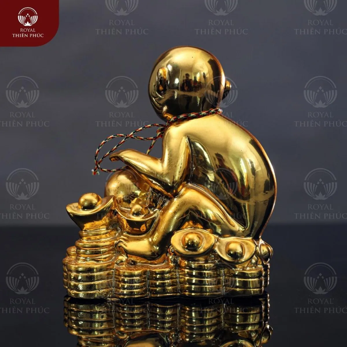 Tượng khỉ phong thủy ngồi trên tiền cao 15cm bằng đồng mạ vàng 2 tuongkhiphongthuyngoitrentiencao15cmbangdongmavang2 w1200