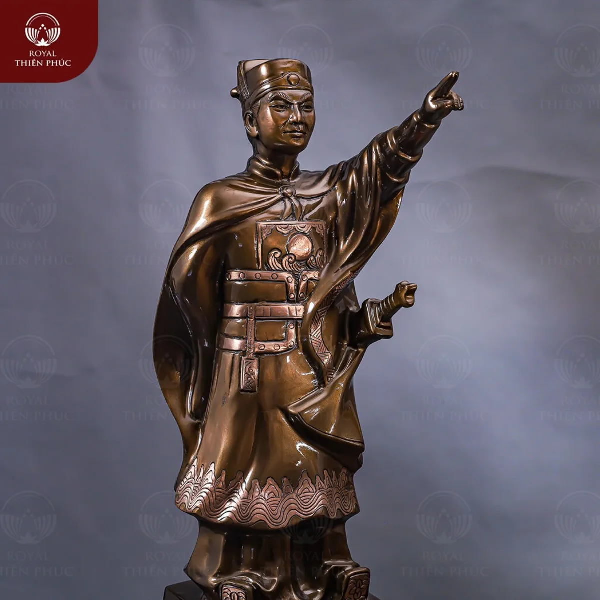 Tượng Lý Thường Kiệt đứng chỉ huy đồng đỏ làm màu khảm bạc cao 54cm 1 Tượng Lý Thường Kiệt đứng chỉ huy đồng đỏ làm màu khảm bạc cao 54cm