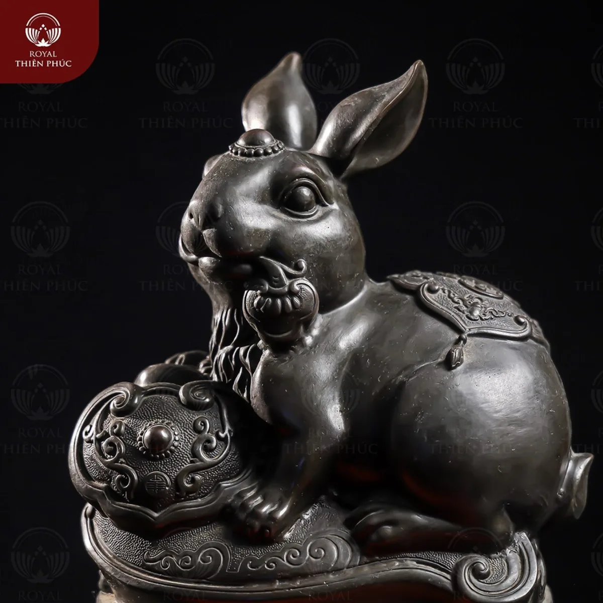 Tượng thỏ ngậm gậy Như Ý bằng đồng vàng hun đen 24x27cm 3 Tượng thỏ ngậm gậy Như Ý bằng đồng vàng hun đen 24x27cm