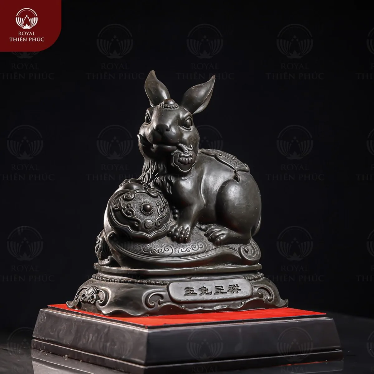 Tượng thỏ ngậm gậy Như Ý bằng đồng vàng hun đen 24x27cm 5 Tượng thỏ ngậm gậy Như Ý bằng đồng vàng hun đen 24x27cm
