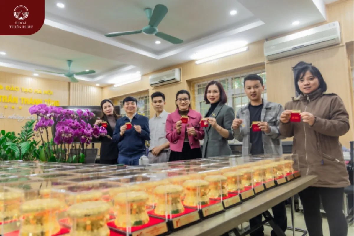 Bàn giao 35 quả trống đồng giả cổ và 35 quả trống mạ vàng cho trường THPT Trần Thánh Tông - Hà Nội 2 Bàn giao 70 quả trống đồng quà tặng cho trường THPT Trần Thánh Tông - Hà Nội
