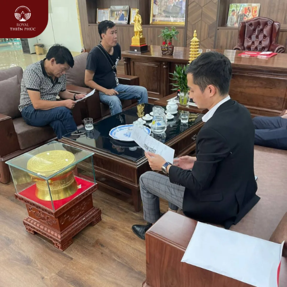 Ban giao đôi công 2m05 cho khách hàng tại Hà Nội 3 Bàn giao đôi chim công dát vàng 9999 cho khách hàng tại Hà Nội