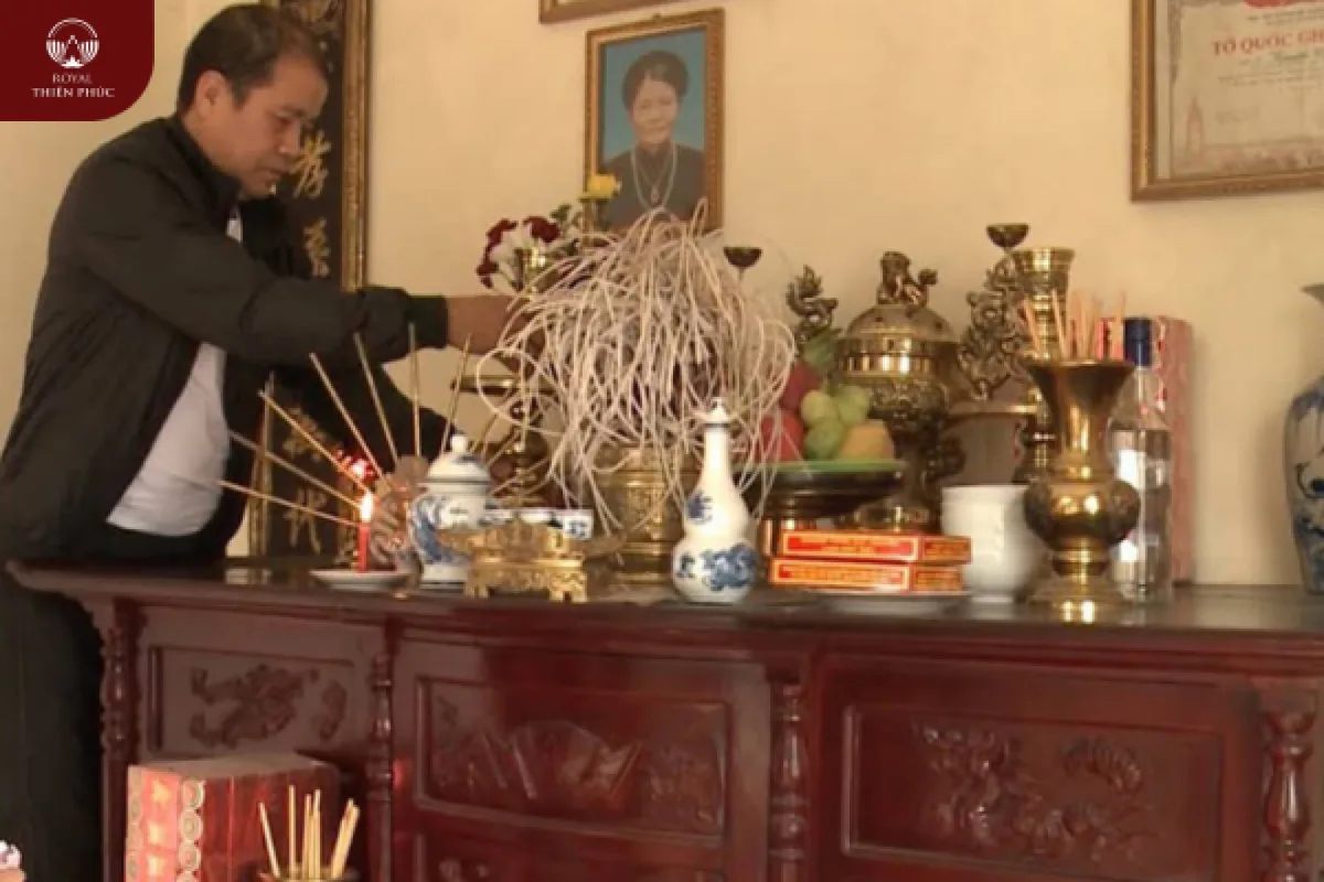 Hướng cách bao sái bàn thờ đơn giản chuẩn phong tục cổ truyền 2 Bao sái bàn thờ ngày 23 tháng Chạp