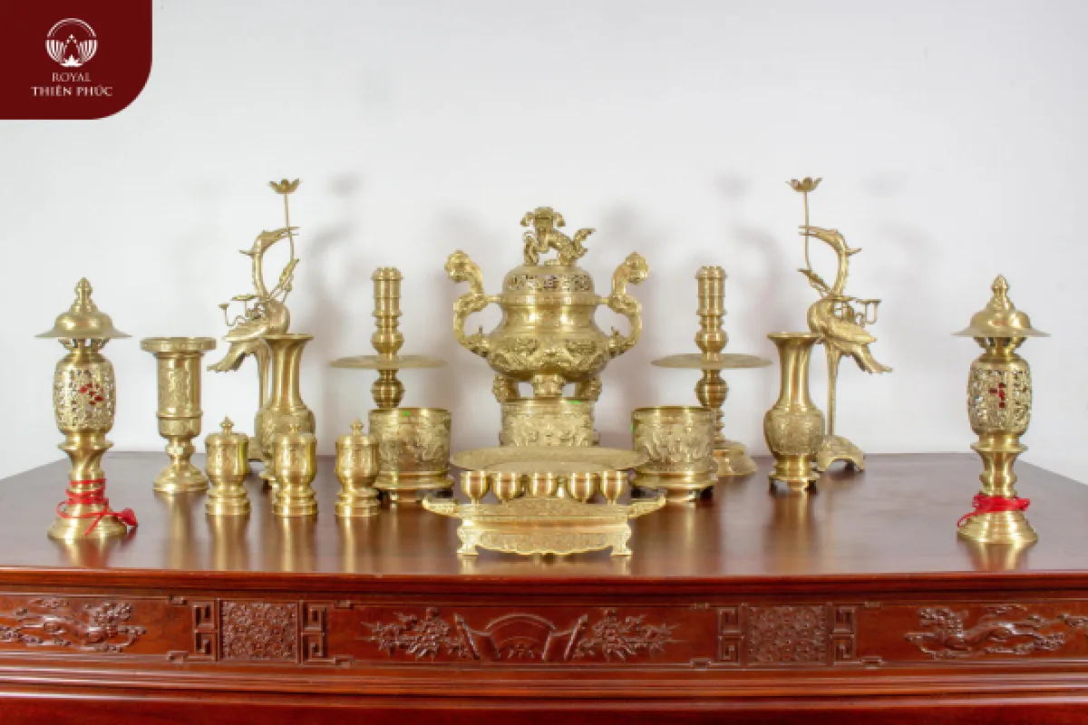 Hướng dẫn cách bày bộ đỉnh đồng trên bàn thờ giúp “khai tài mở vận” 2 Bộ đồ thờ bằng đồng vàng