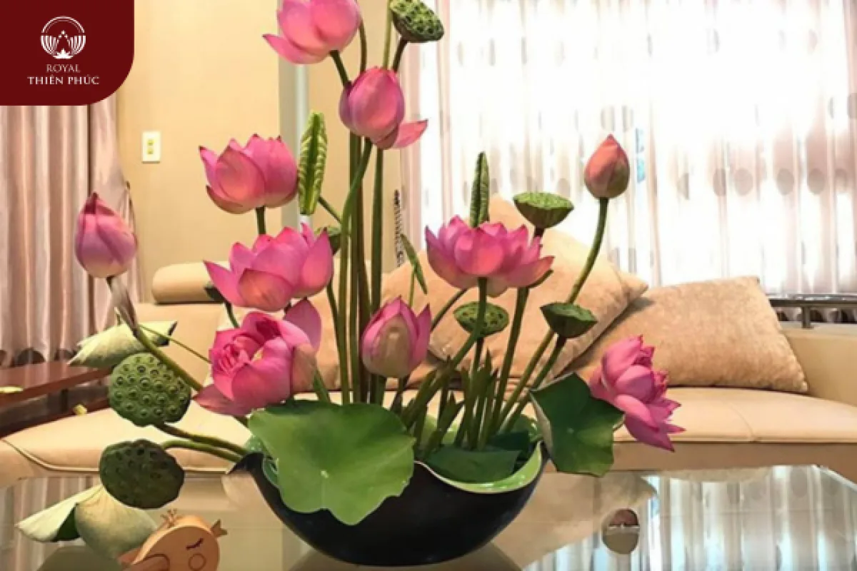 Hướng dẫn cách cắm hoa sen trên bàn thờ đơn giản cực đẹp 7 Cắm hoa sen trên bàn thờ gia tiên