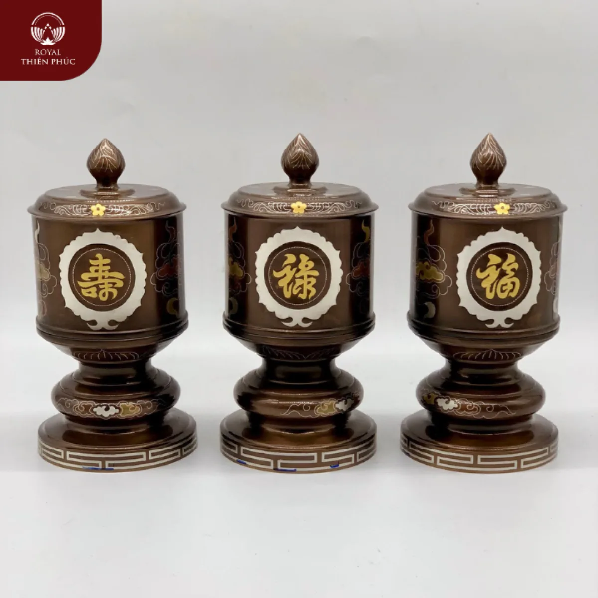 Cách Để Muối Gạo Trên Bàn Thờ Thần Tài Đúng Phong Thủy Để Hút Tài Lộc 2 Đài thờ bằng đồng khảm tam khí