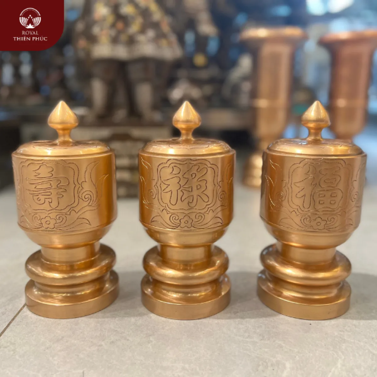Cách Để Muối Gạo Trên Bàn Thờ Thần Tài Đúng Phong Thủy Để Hút Tài Lộc 3 Đài thờ bằng đồng đỏ