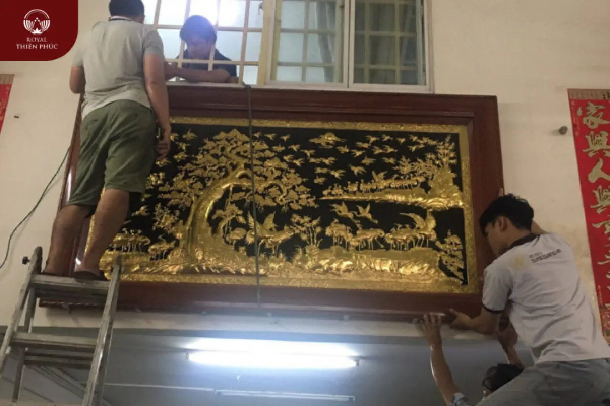 Lắp đặt tranh bách hạc quần tùng dát vàng cho khách hàng tại thành phố Hồ Chí Minh 2 Tranh bách hạc quần tùng dát vàng