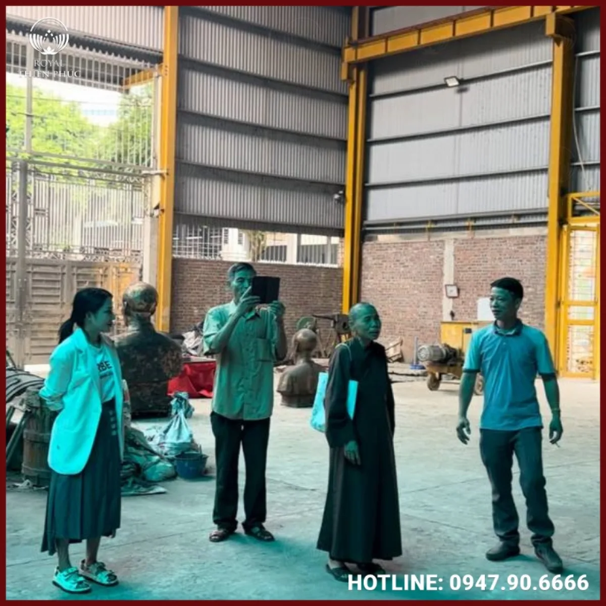 Thầy tin tưởng Dung Quang Hà đúc bộ tượng Tam Thánh Phật cao 1m7 cho chùa mới xây dựng 1 Thầy tin tưởng Dung Quang Hà đúc bộ tượng Tam Thánh Phật cao 1m7 cho chùa mới xây dựng