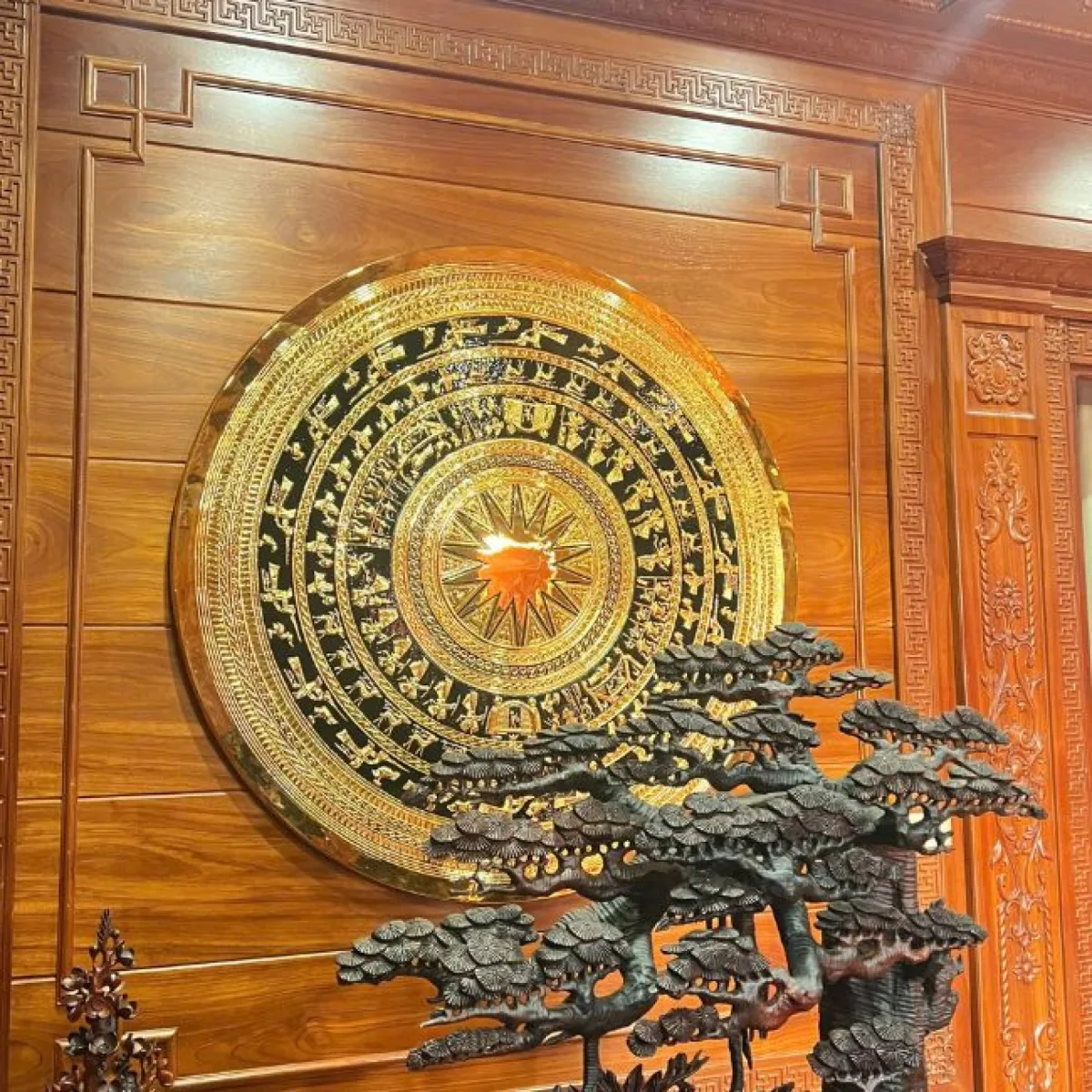 Hạc thờ ngậm ngọc bằng đồng đỏ cạo màu cao 1m37